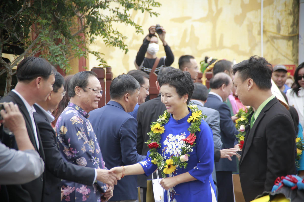 Bà Anna Jeon (đeo vòng hoa) cùng các thành viên được đón tiếp nồng hậu.
