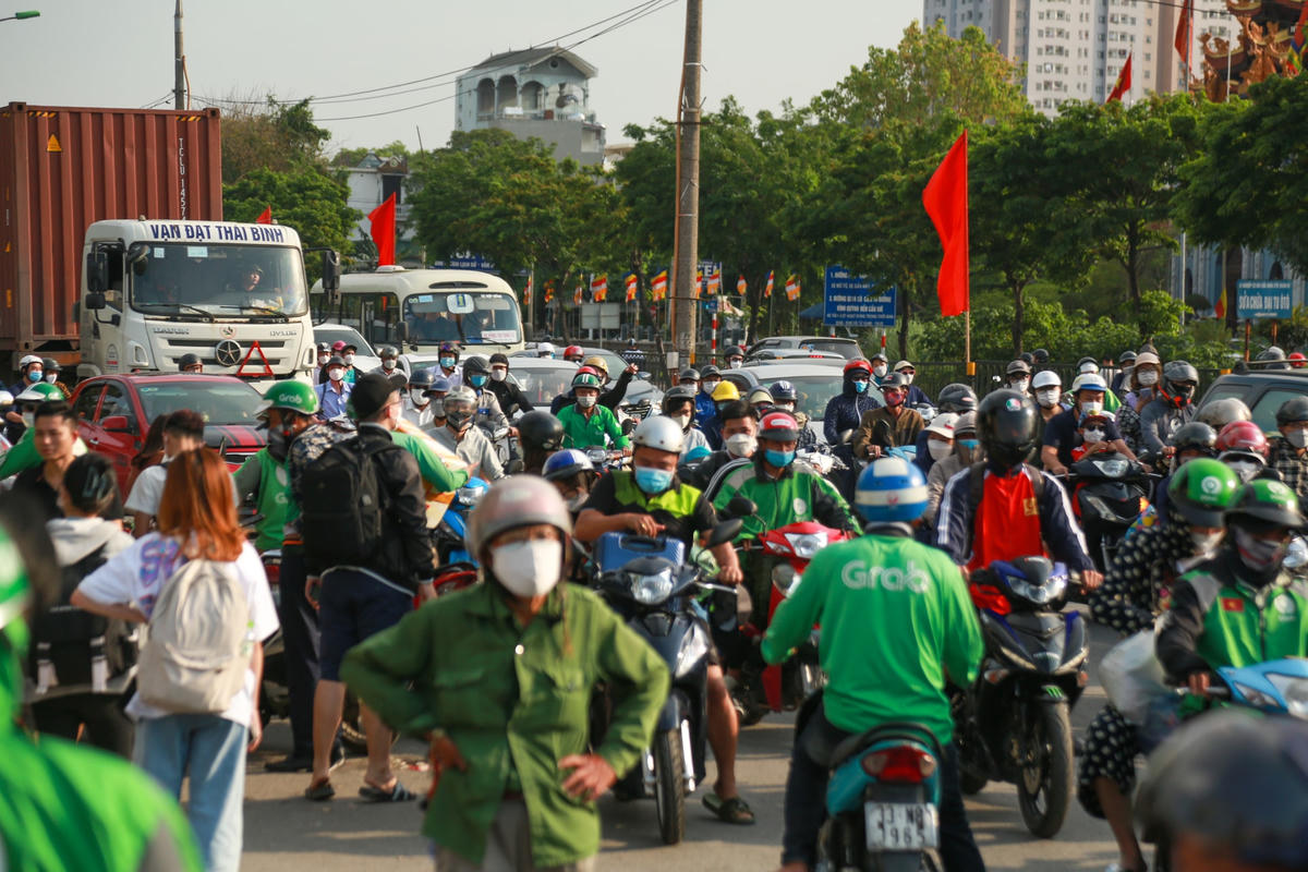 Người đi xe máy len lỏi giữa dòng xe ô tô.