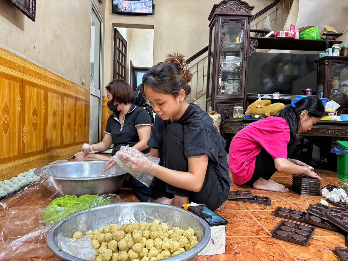 Không chỉ có món cốm truyền thống, các mặt hàng như xôi cốm, bánh cốm... cũng được người dân nơi đây sáng tạo để người tiêu dùng có nhiều lựa chọn hơn.