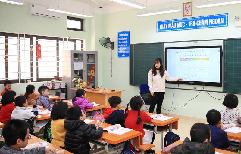 Giáo viên Trường Tiểu học Nguyễn Bá Ngọc (quận Ba Đình, Hà Nội) ứng dụng bài giảng điện tử giúp nâng cao chất lượng giảng dạy.