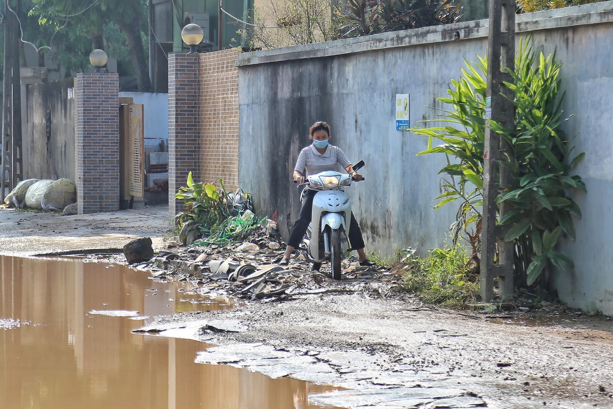 Việc đi lại trên tuyến đường gặp vô vàn khó khăn.