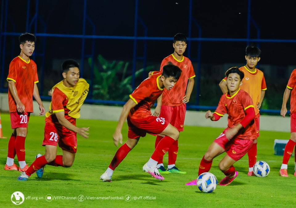 Các cầu thủ luyện tập. Ảnh: VFF.