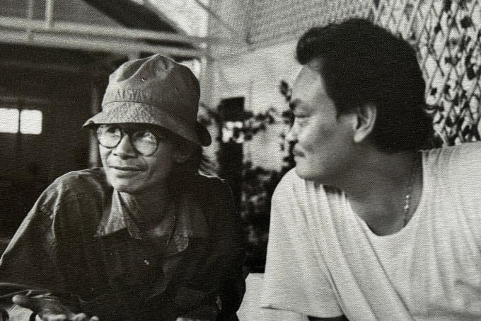 Nhạc sĩ Thanh Tùng bên Trịnh Công Sơn năm 1994.  