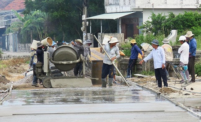 Giám sát đầu tư của cộng đồng (Ban Công tác Mặt trận thôn Phước Khánh, xã Hòa Trị, huyện Phú Hòa) giám sát quá trình thi công làm đường địa phương.