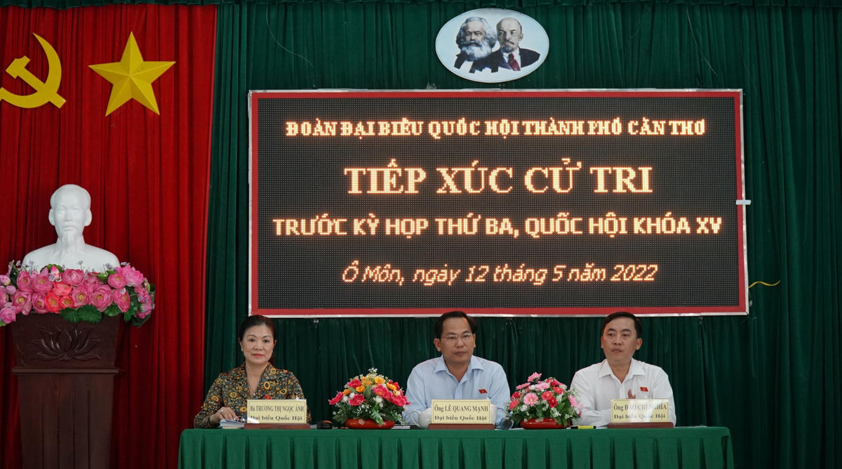 Bà Trương Thị Ngọc Ánh cùng các thành viên Đoàn Đại biểu Quốc hội TP Cần Thơ gặp gỡ tiếp xúc cử tri.