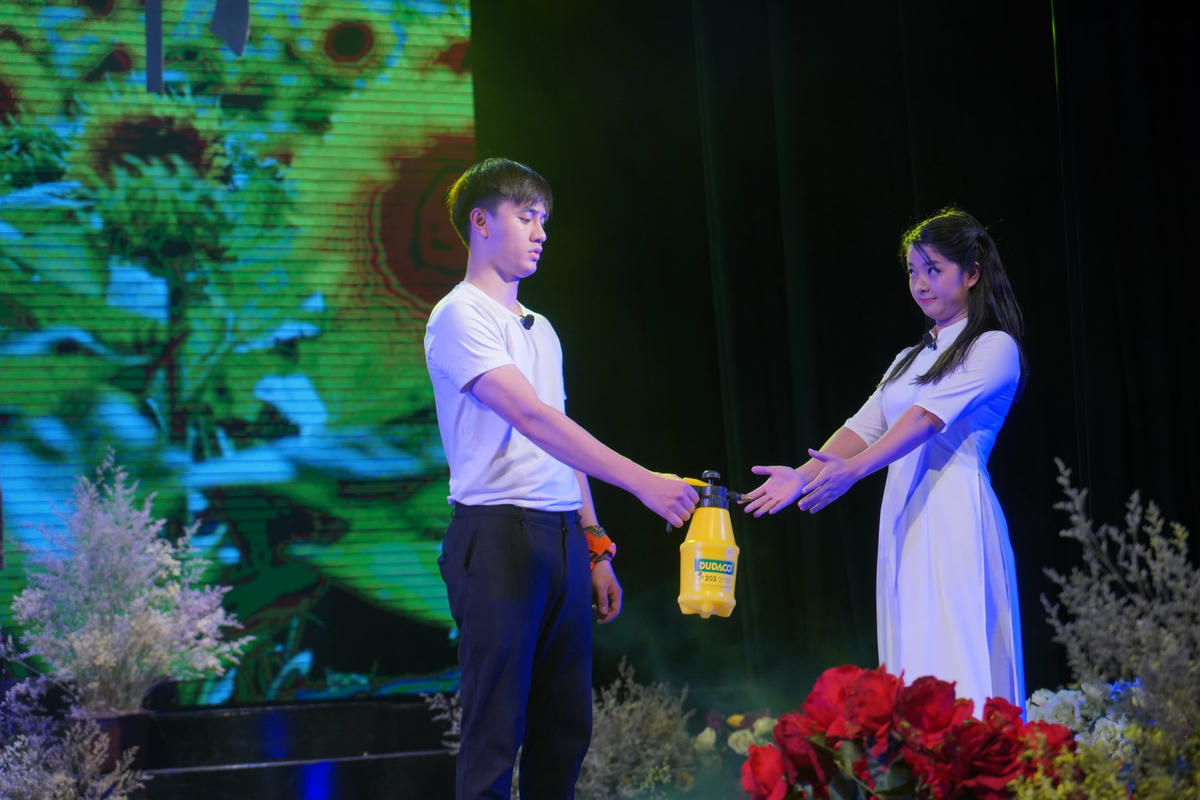 Cảnh trong vở “Trại hoa vàng”.