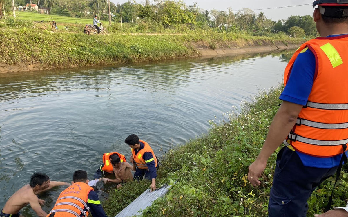 Lực lượng chức năng vớt thi thể anh P. dưới kênh thủy lợi Phú Ninh. (Ảnh CTV).