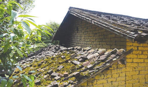 Kiến trúc độc đáo của những ngôi nhà trình tường là lợp mái ngói âm dương.