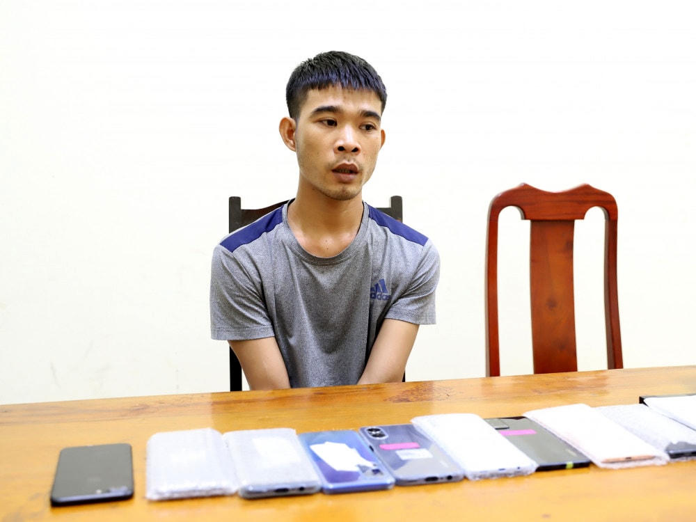 Phạm Văn Sáng cùng tang vật.