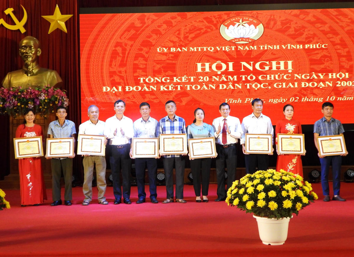 Trao Giấy khen của Sở Văn hóa, thể thao và Du lịch cho 9 tập thể có thành tích xuất sắc.