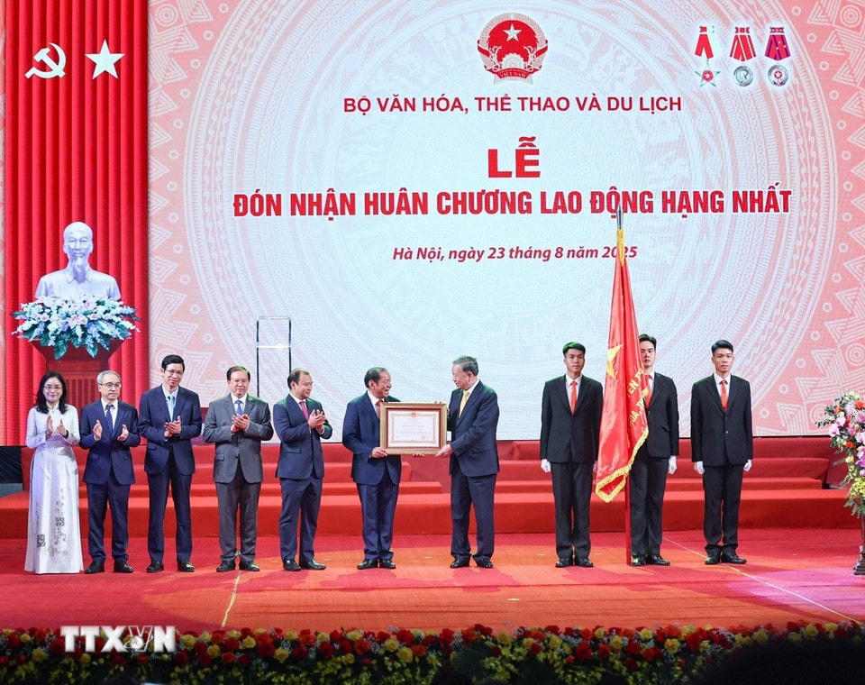 Tổng Bí thư Tô Lâm trao tặng Huân chương Lao động hạng Nhất cho Bộ Văn hóa, Thể thao và Du lịch. (Ảnh: Thanh Tùng/TTXVN)