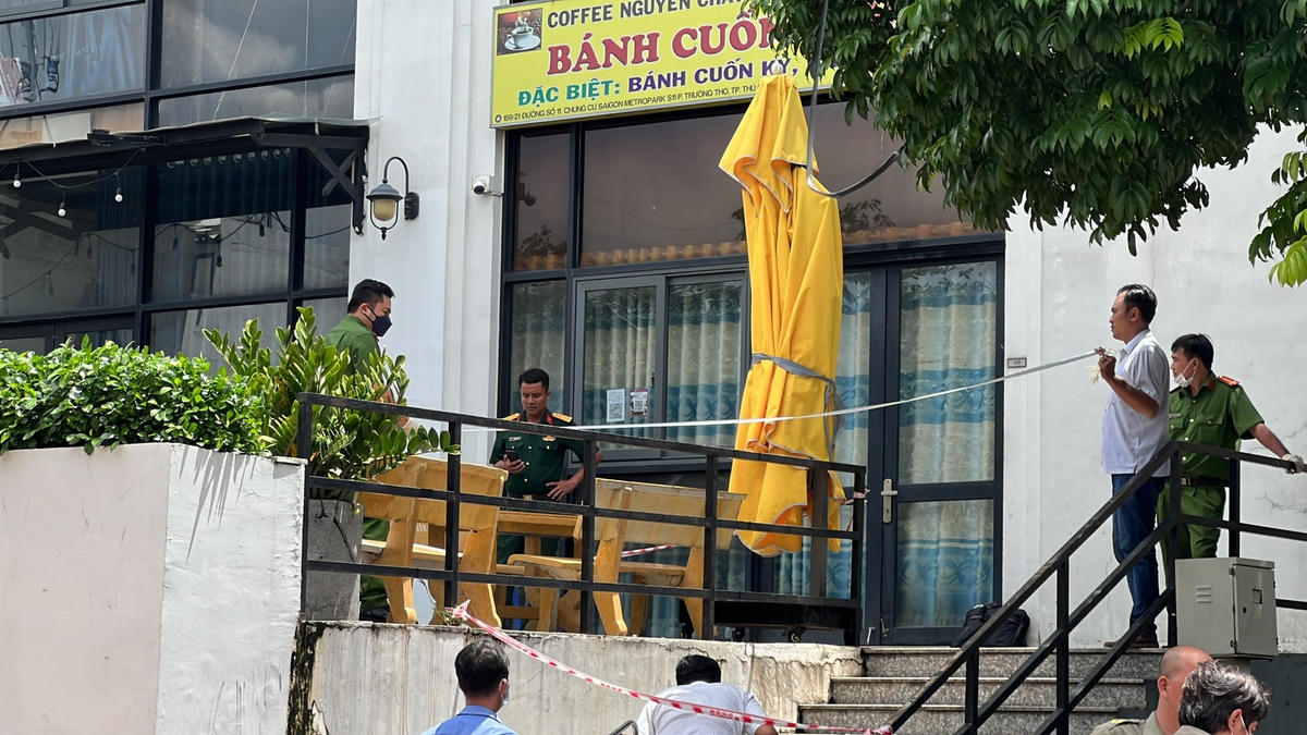 Công an khám nghiệm hiện trường - Ảnh: CA