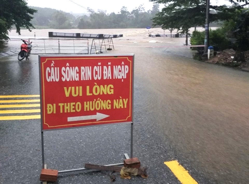 Biển báo đoạn cầu sông Rin ngập nước sâu.