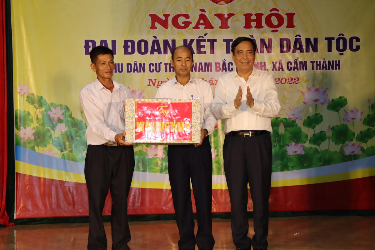 Chủ tịch Hội Người cao tuổi Việt Nam Nguyễn Thanh Bình tặng quà cho thôn Nam Bắc Thành.