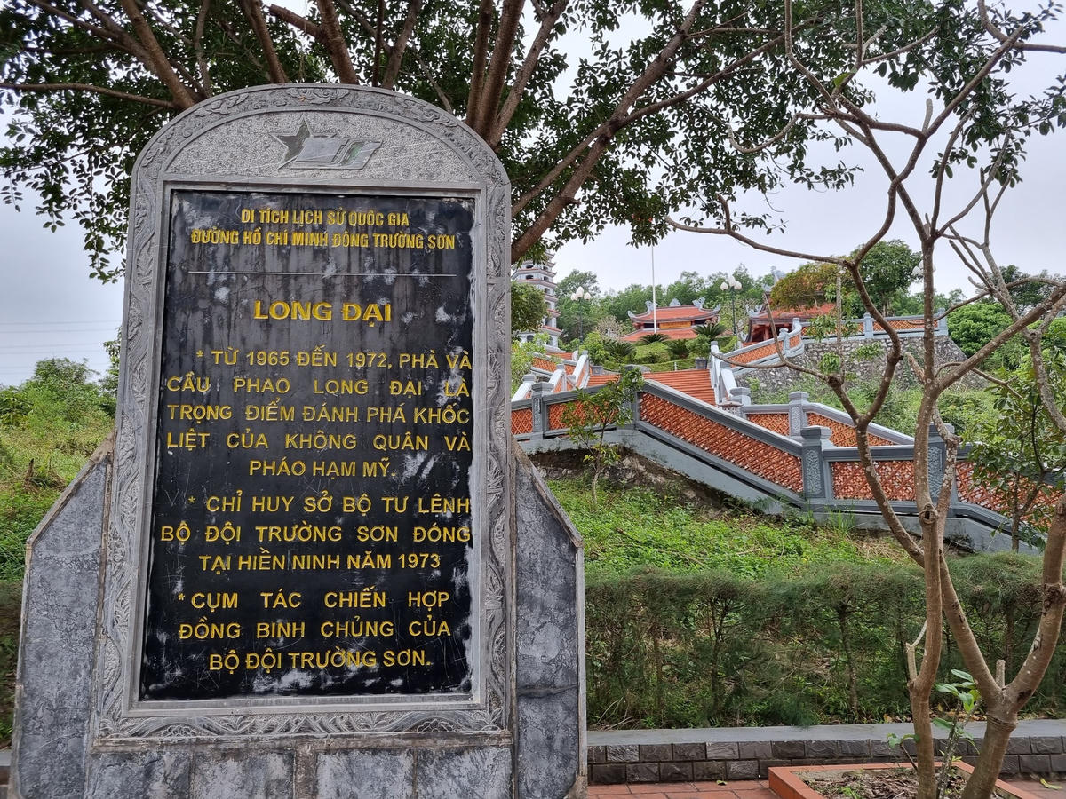 Theo các tài liệu lịch sử, bến phà Long Đại là nơi giặc Mỹ thả quả bom đầu tiên bắn phá miền Bắc và là một trong những trọng điểm ném bom, bắn phá của chúng từ năm 1965 đến 1972. Trong khoảng thời gian này, bến phà Long Đại được xem là tọa độ máu nơi tuyến đầu của đường Trường Sơn huyền thoại.