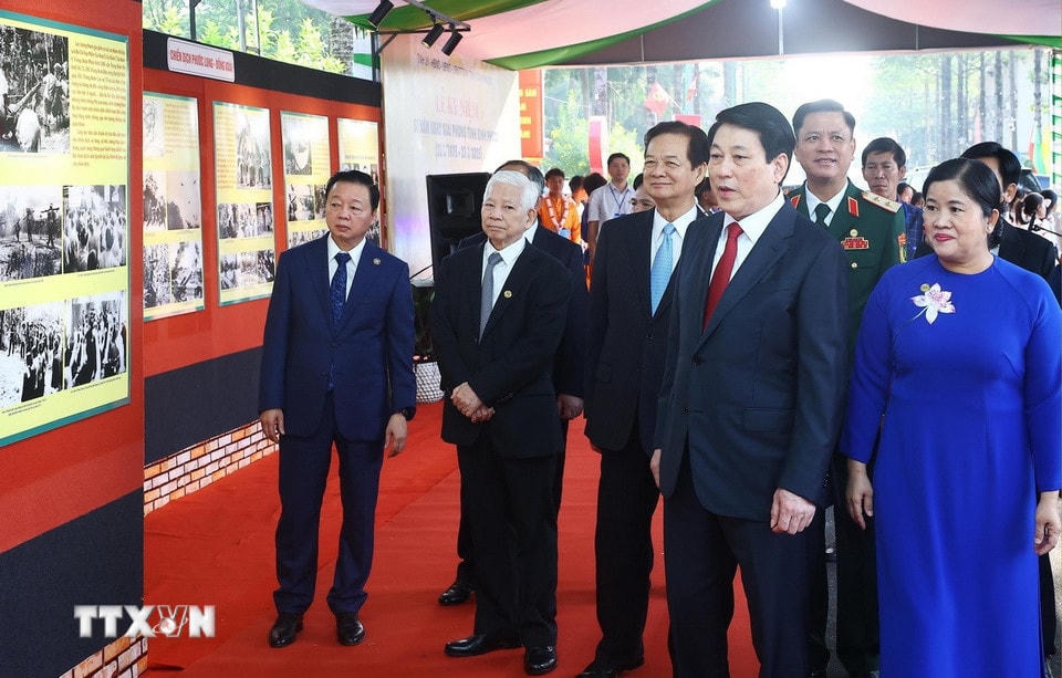 Chủ tịch nước Lương Cường và các đại biểu tham quan trưng bày ảnh kỷ niệm 50 năm Giải phóng tỉnh Bình Phước (23/3/1975-23/3/2025). (Ảnh: Lâm Khánh/TTXVN)