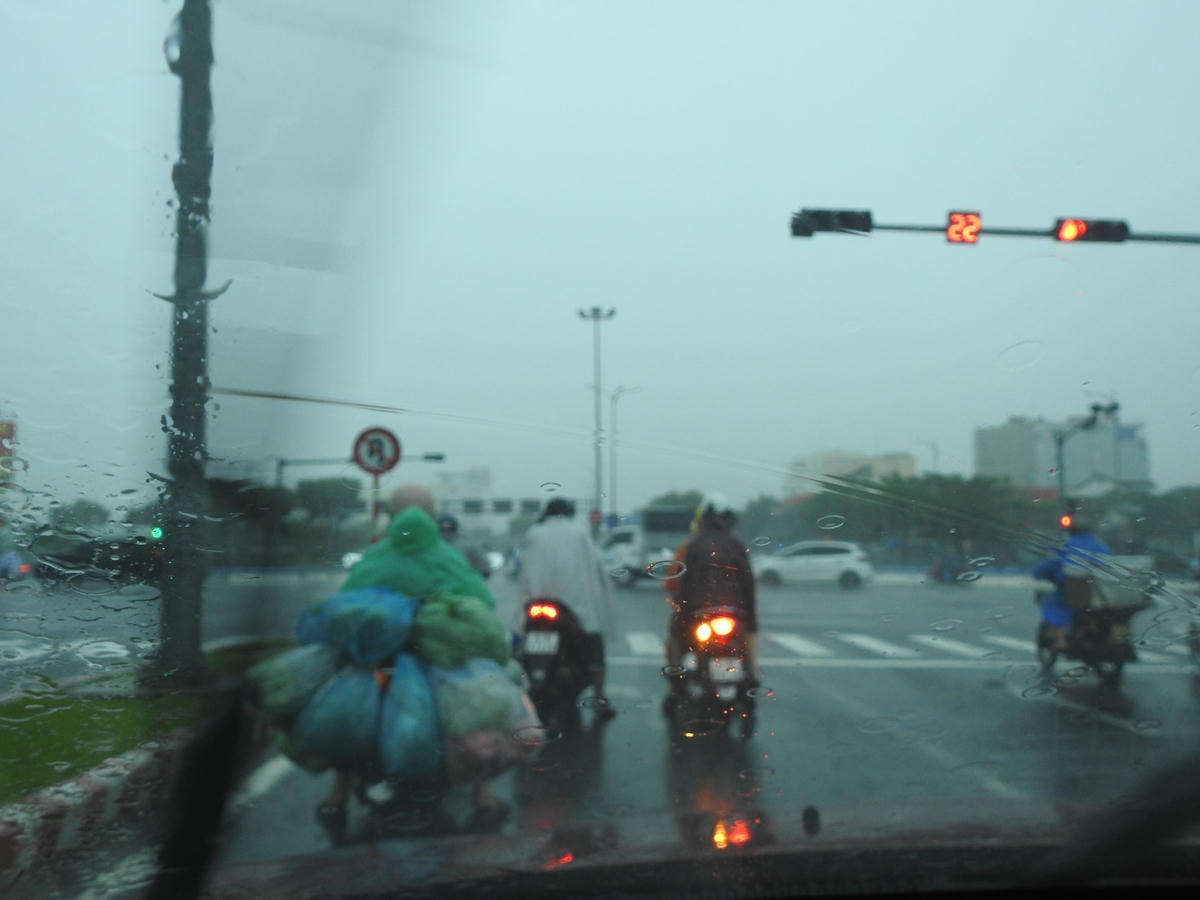 Gần sáng ngày 13 đến chiều ngày 14/11 tại TP Đà Nẵng có mưa vừa đến mưa to, có nơi mưa rất to và dông. Ảnh B.Nguyên.