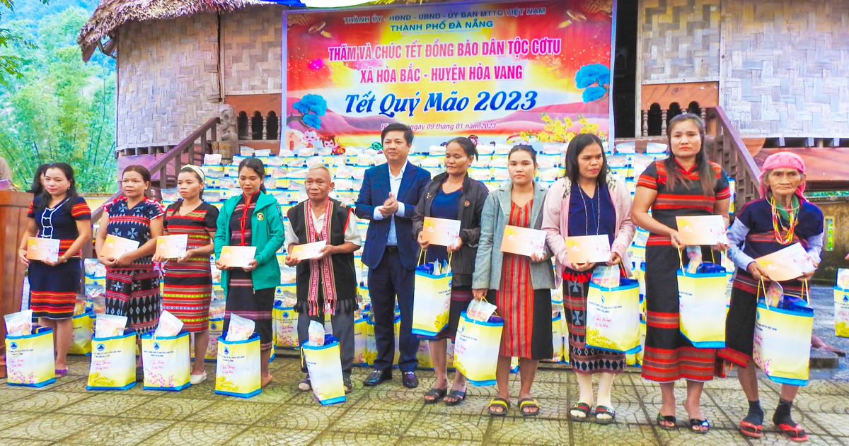 Phó Bí thư Thường trực Thành ủy, Chủ tịch HĐND TP Đà Nẵng Lương Nguyễn Minh Triết tặng quà Tết cho bà con 2 thôn Tà Lang và Giàn Bí (xã Hòa Bắc). Ảnh: T.Tùng.