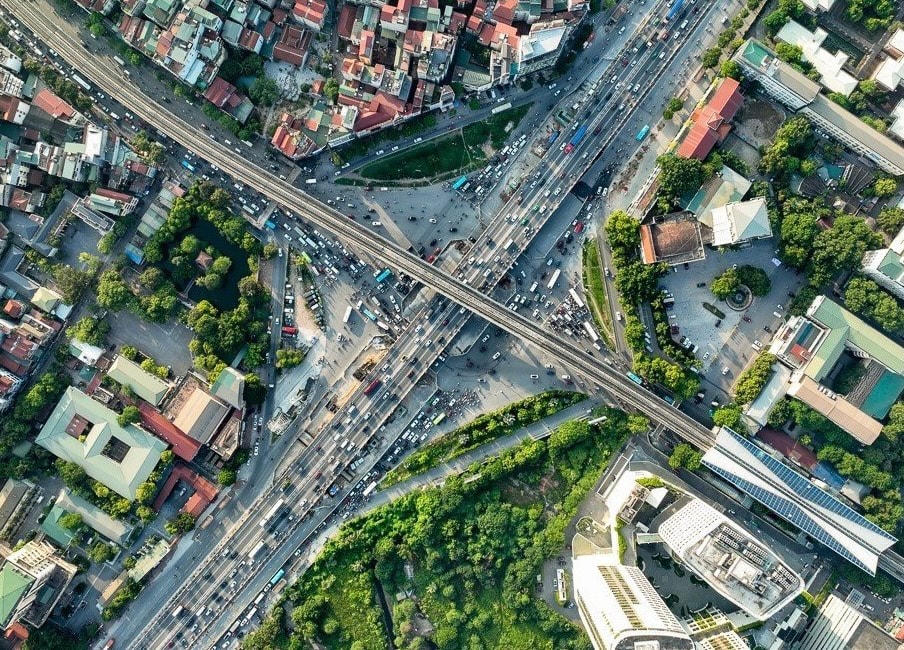 Do việc thi công hạng mục bổ sung 2 đơn nguyên cầu vượt thép khiến nút Mai Dịch thường xuyên xảy ra ùn tắc.