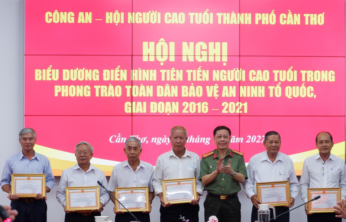Nhiều cá nhân, tập thể có thành tích xuất xắc trong tham gia xây dựng phong trào “Toàn dân bảo vệ an ninh Tổ quốc”.