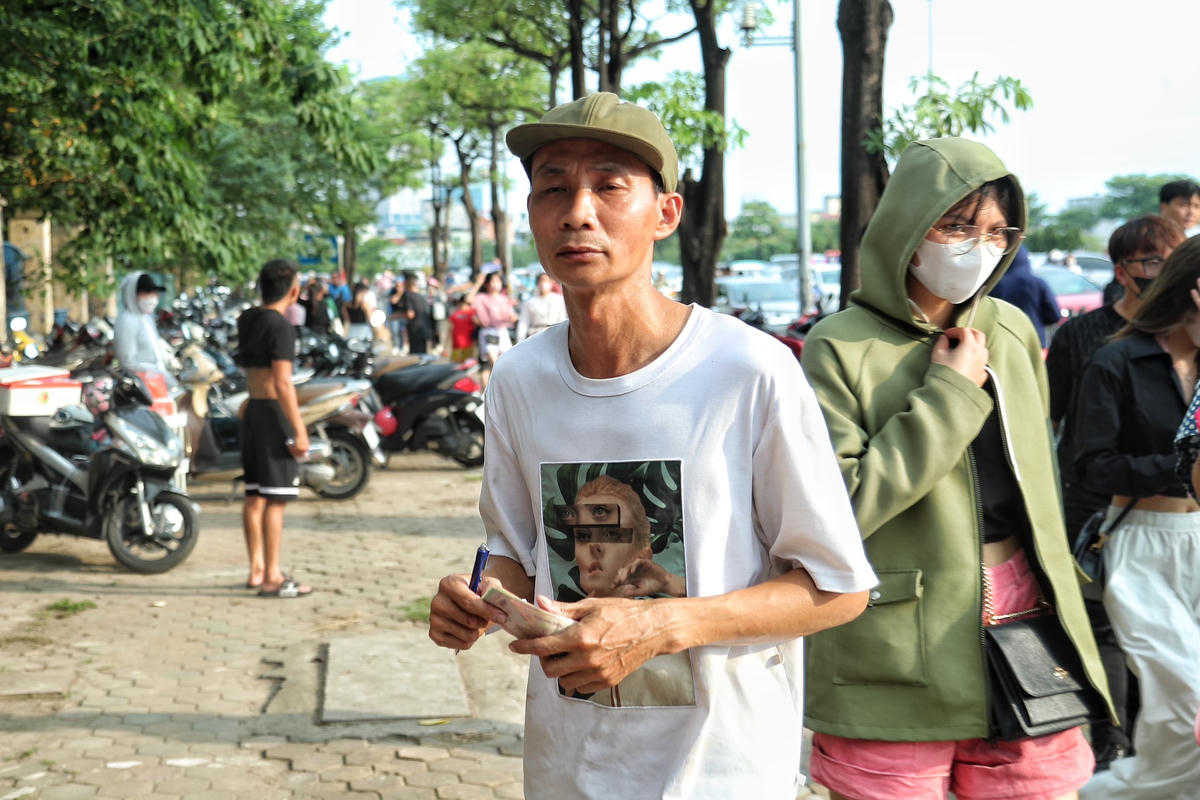Hình ảnh các đối tượng ngang nhiên lập bãi xe không phép.
