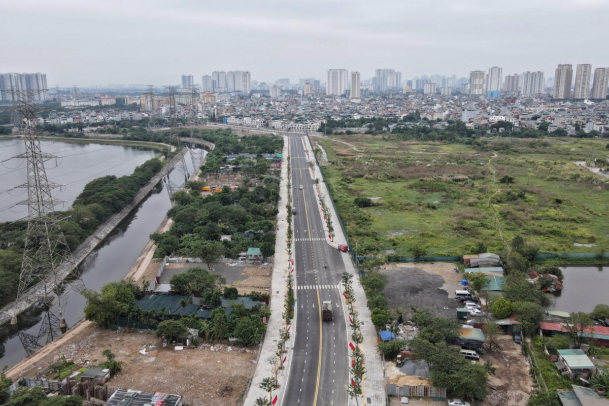 “Trước đây, con đường đi lại của chúng tôi bị giới hạn. Nhiều khi vội cũng khó có thể đi nhanh vì đường đông, dễ tắc nghẽn. Giờ có đường mới rộng rãi, thoáng đãng như này tạo điều kiện cho chúng tôi đi lại hơn”, bà Thảo chia sẻ.