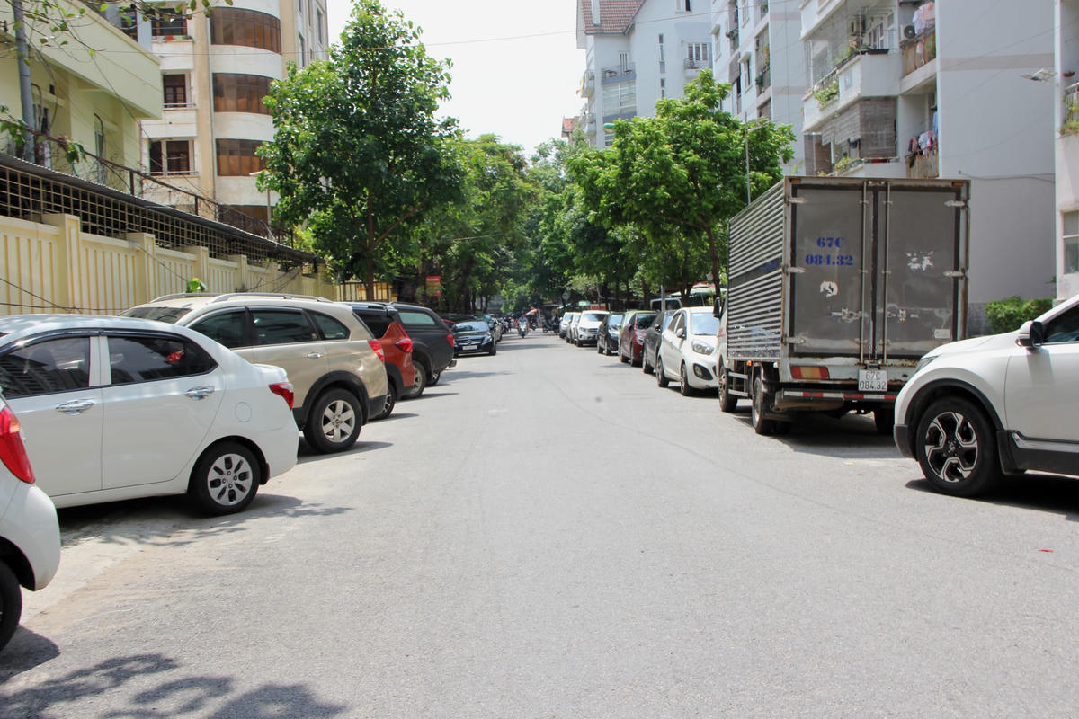 Quận Nam Từ Liêm: Bất chấp biển cấm, xe ô tô vẫn đỗ dưới lòng đường, vỉa hè