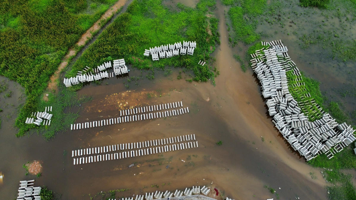 Do đang vào mùa mưa nên nhiều cấu kiện bê tông đặt trên bãi đất trống ở địa điểm thi công ngập trong nước. Ảnh: Mạnh Thìn.