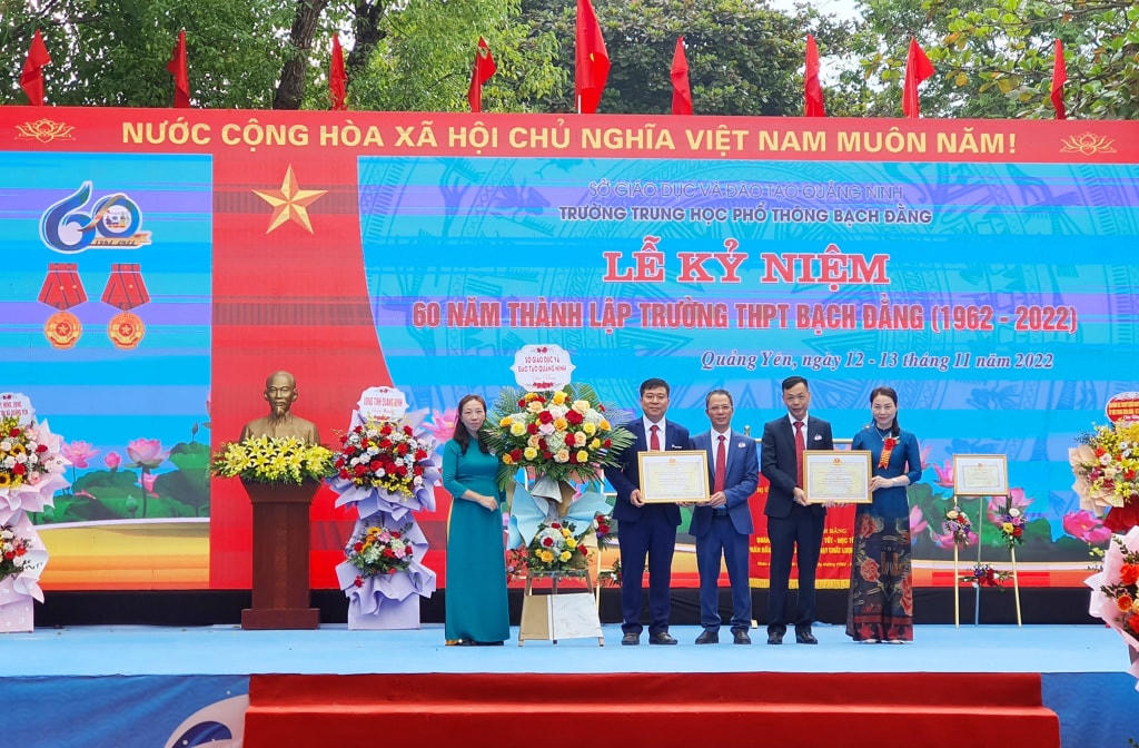 Giám đốc Sở Giáo dục và Đào tạo Quảng Ninh Nguyễn Thị Thúy trao bằng công nhận Trường THPT Bạch Đằng đạt chuẩn Quốc gia mức độ 1 và giấy chứng nhận đạt kiểm định chất lượng giáo dục cấp độ 2. Ảnh: QMG.