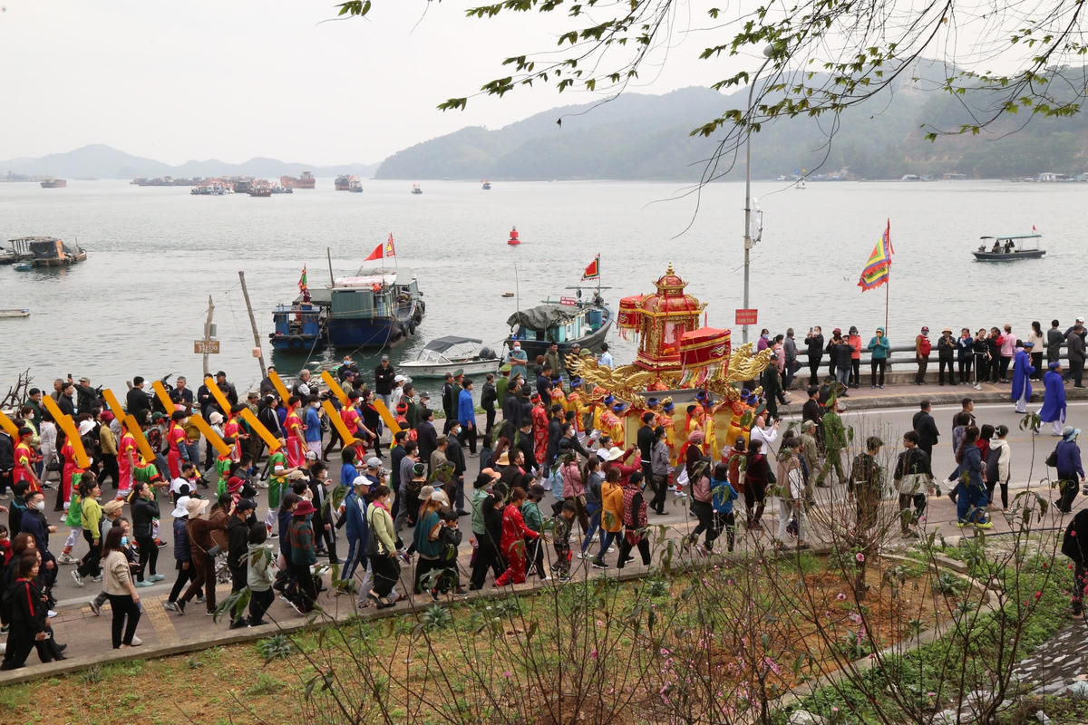 Lễ rước kiệu Đức Ông Hưng Nhượng Đại Vương Trần Quốc Tảng và các nhân thần vi hành khu an ngự là một trong những hoạt động ý nghĩa mang đậm nét văn hóa của vùng biển Đông Bắc.