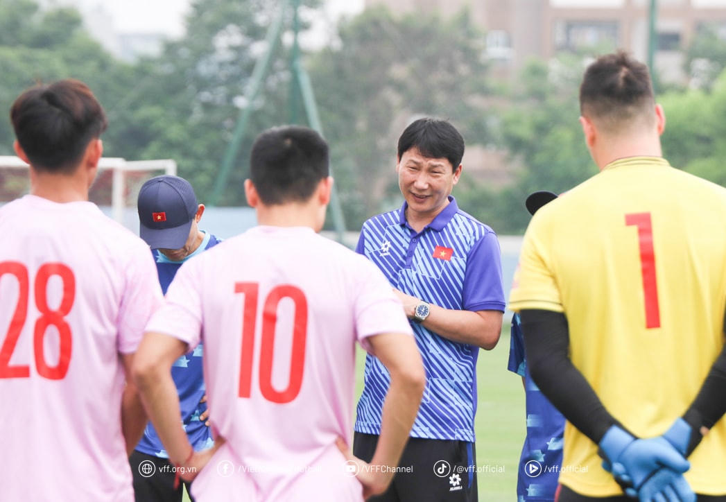 Thầy trò HLV Kim Sang Sik. Ảnh: VFF.