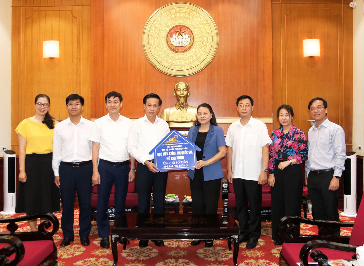 Phó Chủ tịch - Tổng Thư ký UBTƯ MTTQ Việt Nam Nguyễn Thị Thu Hà tiếp nhận ủng hộ từ Học viện Chính trị Quốc gia Hồ Chí Minh. Ảnh: Trung Quân.