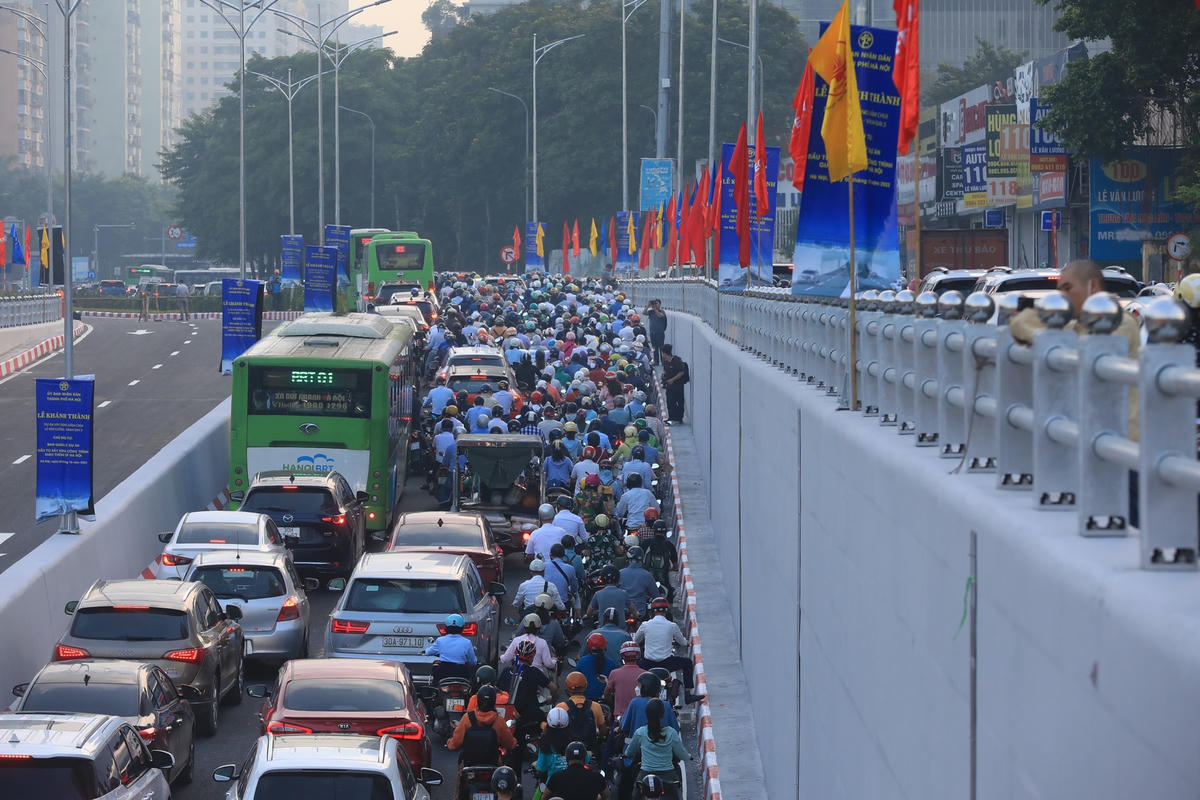  Mặt cắt ngang thiết kế hai hầm riêng biệt, mỗi hầm có bề rộng 7,75 m, lưu thông mỗi chiều 2 làn xe cơ giới, mỗi làn rộng 3,5 m; xén hè hai bên để mở rộng đường Lê Văn Lương với chiều dài khoảng 315 m; xén hè hai bên để mở rộng đường Tố Hữu với chiều dài khoảng 390 m; di chuyển các công trình ngầm, nổi và xây dựng các công trình hạ tầng kỹ thuật… Tổng mức đầu tư dự án 698 tỷ đồng từ nguồn vốn ngân sách thành phố Hà Nội.