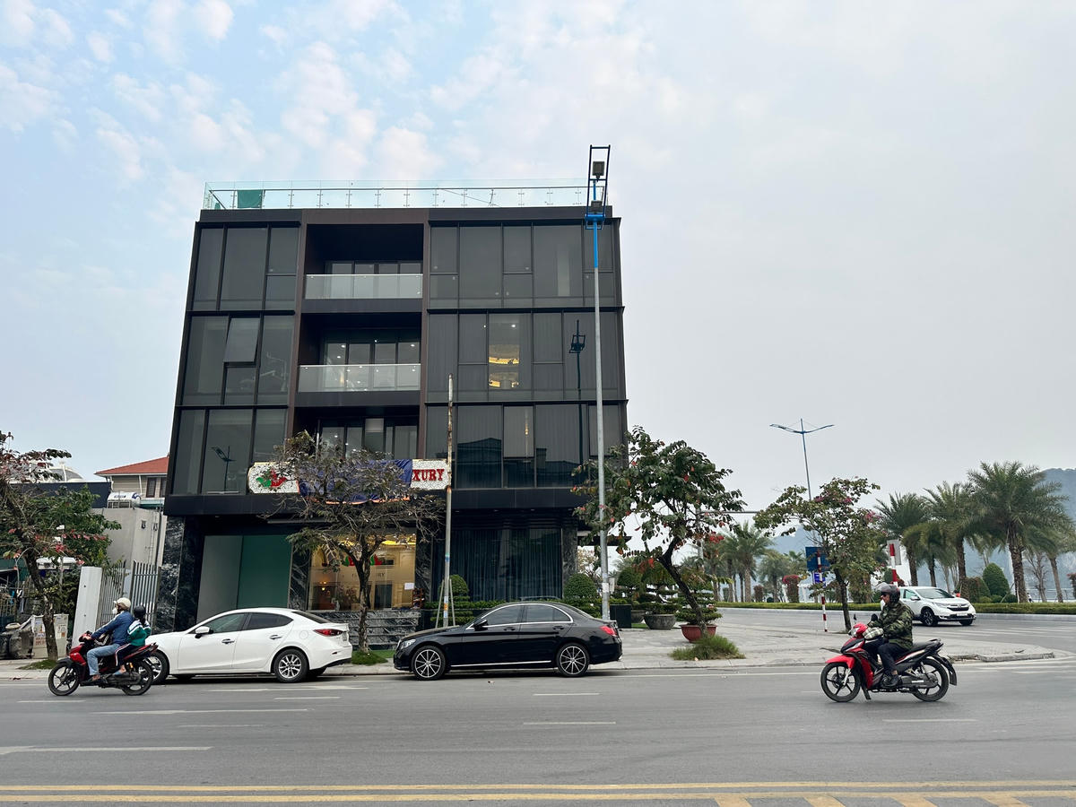 Cơ sở nha khoa Valis Luxury (số 36 Trần Quốc Nghiễn, khu 8, phường Hồng Hải, TP Hạ Long, Quảng Ninh) bị buộc dừng hoạt động kể từ 11h12 ngày 4/3.