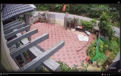 Trước nguy cơ đất đá tiếp tục sạt lở, chính quyền sở tại đã di dời khẩn cấp 6 hộ dân đến nơi an toàn (Ảnh chụp màn hình).