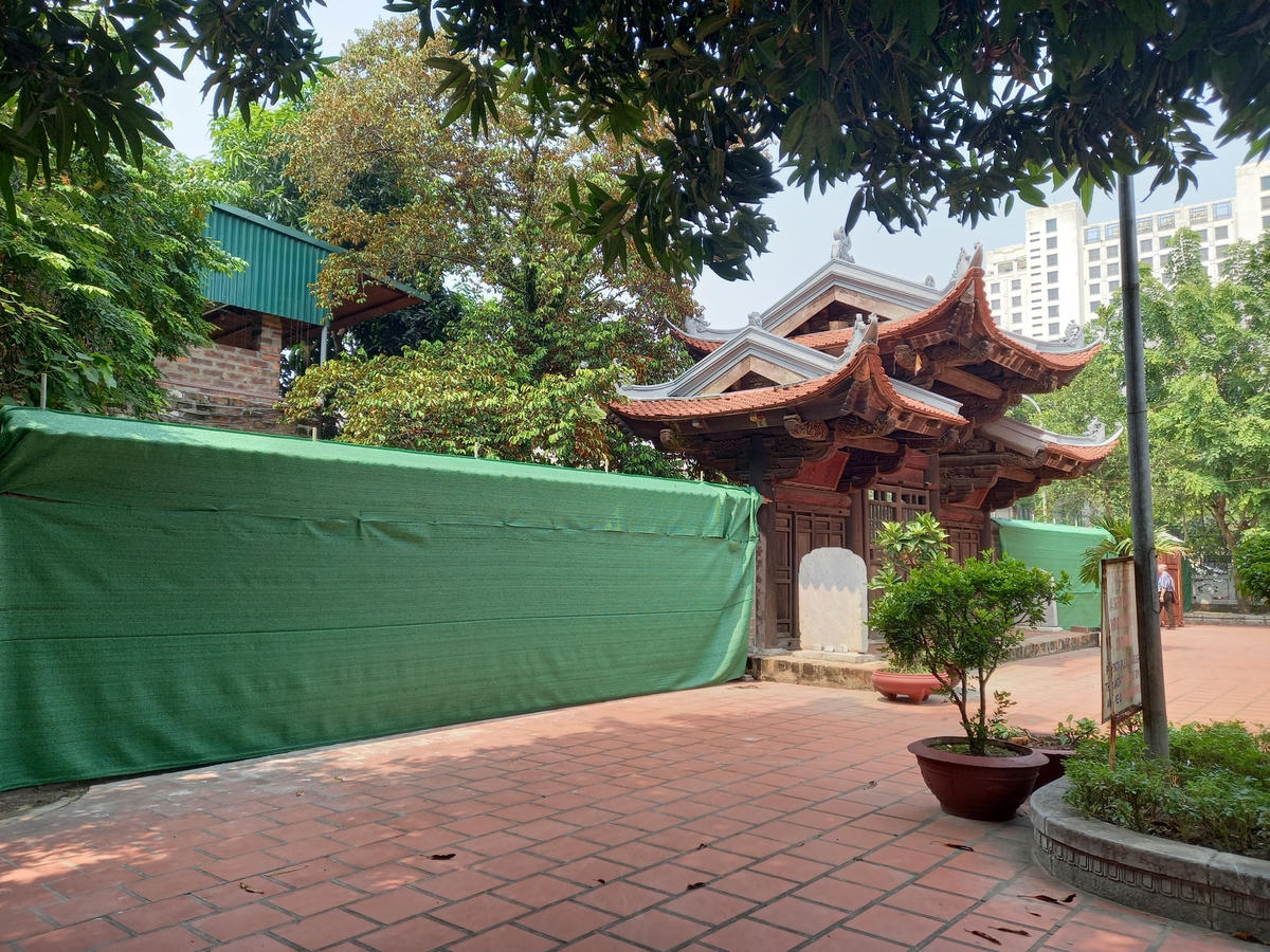 Bức tường bao mới chùa Kim Liên khi được phát hiện đã trong giai đoạn hoàn thiện.