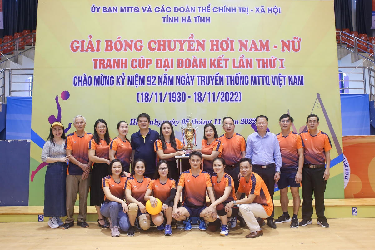 Lãnh đạo Ủy ban MTTQ Việt Nam tỉnh Hà Tĩnh chụp ảnh lưu niệm với các đội bóng.