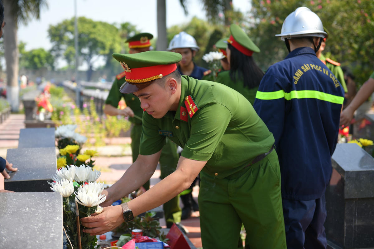 Trước anh linh các Anh hùng - Liệt sĩ lãnh đạo, cán bộ chiến sĩ Đội Cảnh sát PCCC&CNCH quận Bắc Từ Liêm xin hứa sẽ phát huy tinh thần đoàn kết, sáng tạo, nêu cao tinh thần trách nhiệm, tận tụy với công việc.