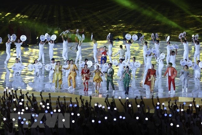 Lễ bế mạc SEA Games 32 được bắt đầu với màn biểu diễn nghệ thuật với tên gọi "See you again" (Hẹn gặp lại). Ảnh: Minh Quyết/TTXVN.