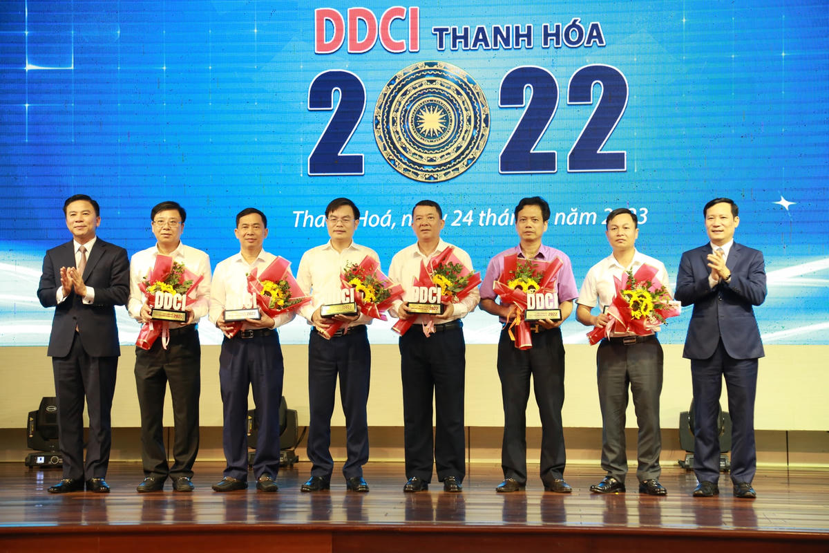 Ông Đỗ Trọng Hưng, Bí thư Tỉnh ủy Thanh Hóa trao biểu trưng cho các đơn vị cấp huyện dẫn đầu.