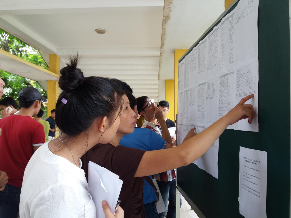 Tìm hiểu thông tin xét tuyển vào Đại học Bách khoa Hà Nội.  Nguồn: TTXVN.