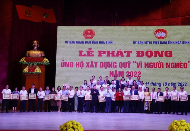 Các tập thể, cá nhân trong và ngoài tỉnh ủng hộ Quỹ "Vì người nghèo” tỉnh.