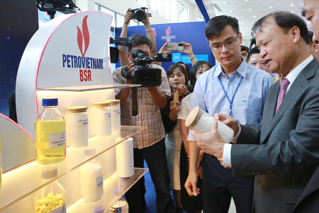 Thứ trưởng Bộ Công Thương Đỗ Thắng Hải và đại biểu tham quan gian hàng của BSR.