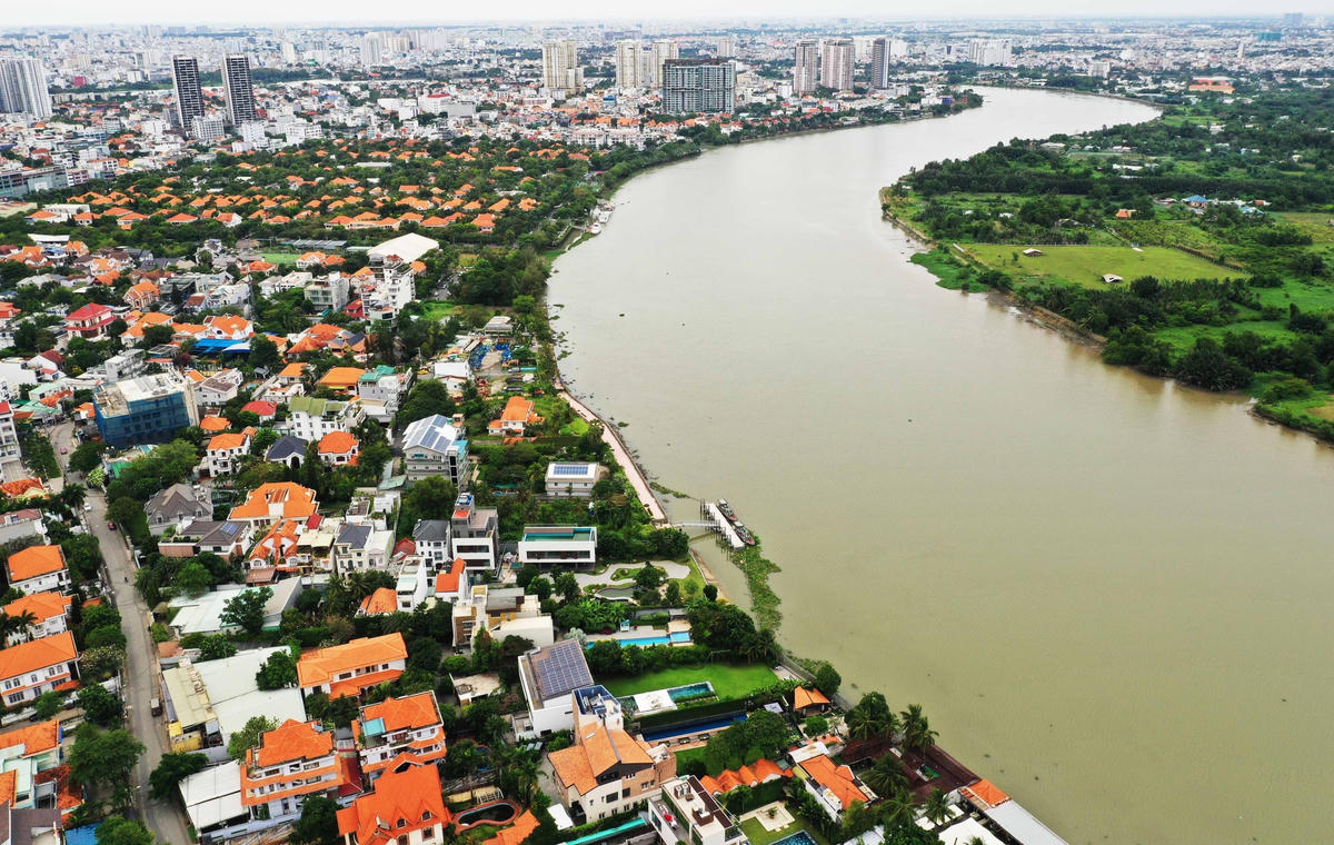 Tuyến hành lang ven sông Sài Gòn bị đứt quảng bởi các trường hợp xây dựng lấn chiếm.  