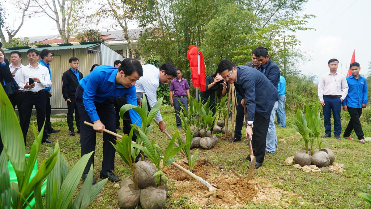 Các đại biểu tham gia trồng cây tại buổi lễ Ra quân Ngày cao điểm “Tình nguyện chung tay xây dựng nông thôn mới” .
