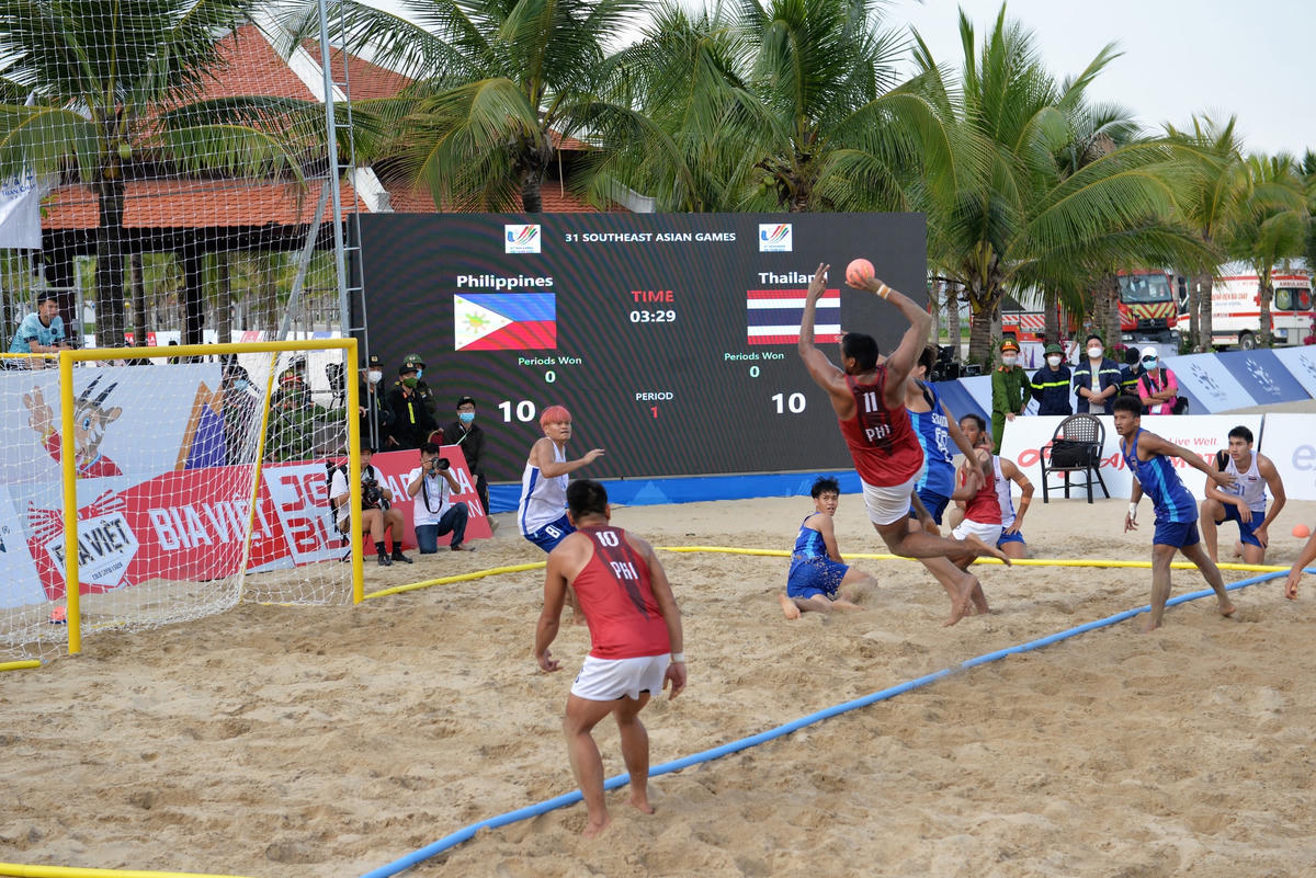 Pha tấn công ghi điểm của đội tuyển Philippines vào lưới của đội tuyển Thái Lan.VĐV Andrew Harris của đội tuyển Philippines thể hiện sự phấn khởi sau cú ghi bàn. Bà Joanna Franquelli, Huấn luyện viên trưởng đội Philippines bày tỏ rất vui mừng sau khi giành chiến thắng trước đội Thái Lan.Rất đông cổ động viên đã tới Tuần Châu để cổ vũ cho các đội tuyển.