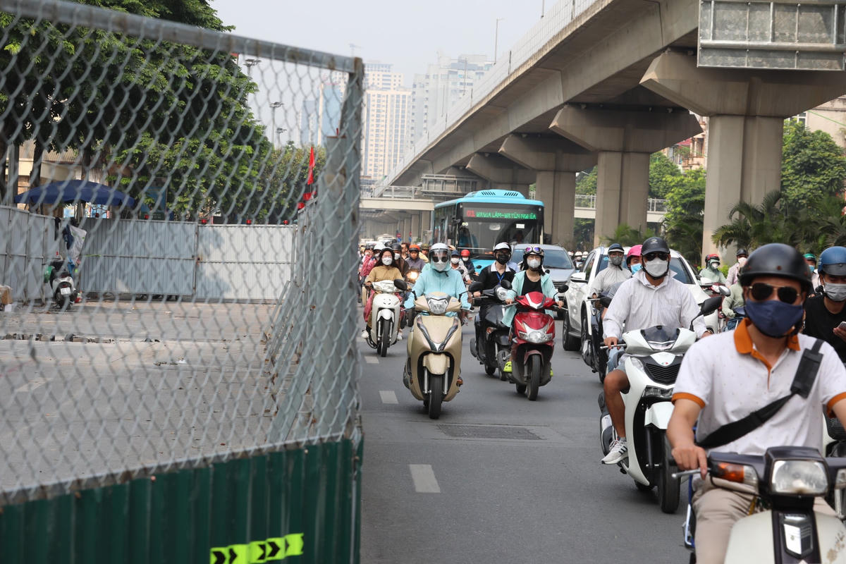 Các phương tiện di chuyển khó khăn trong giờ cao điểm.