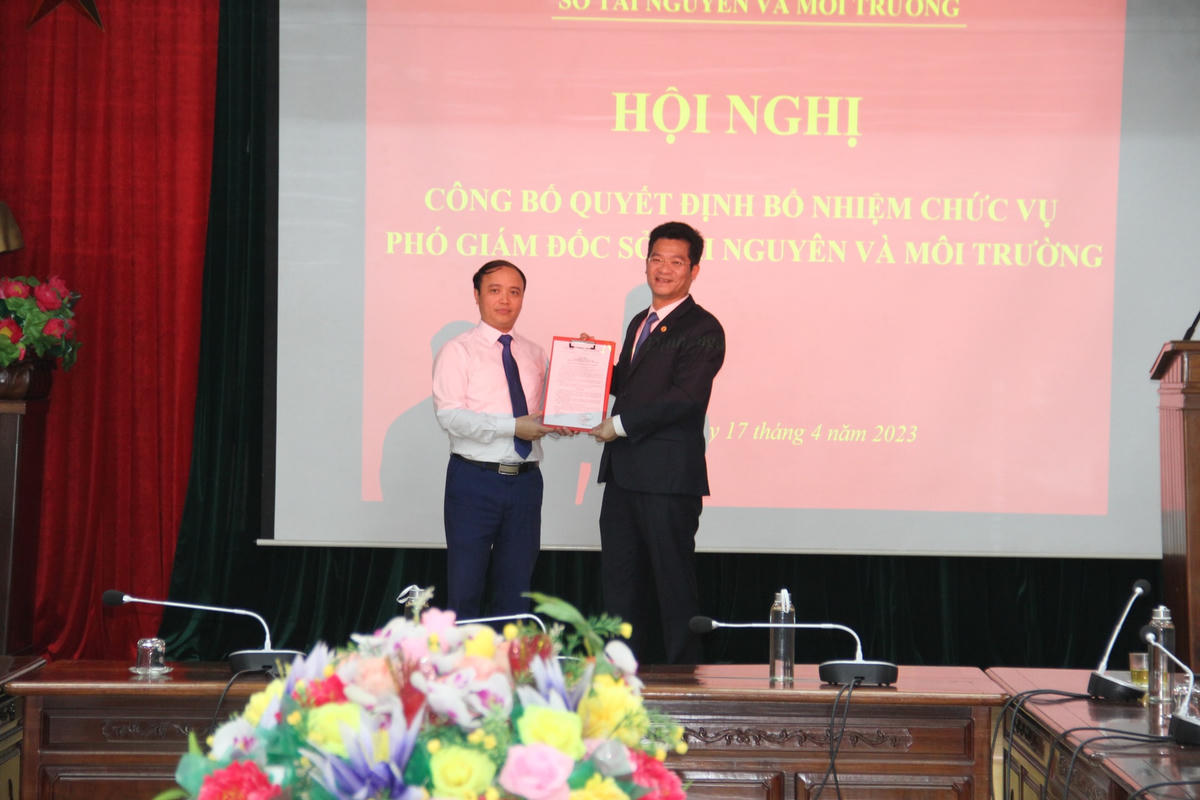 Tân Phó Giám đốc Sở TN-MT Nam Định Đỗ Quang Trung (trái) nhận quyết định bổ nhiệm của Chủ tịch UBND tỉnh, do Phó Chủ tịch Thường trực UBND tỉnh Trần Anh Dũng trao. 