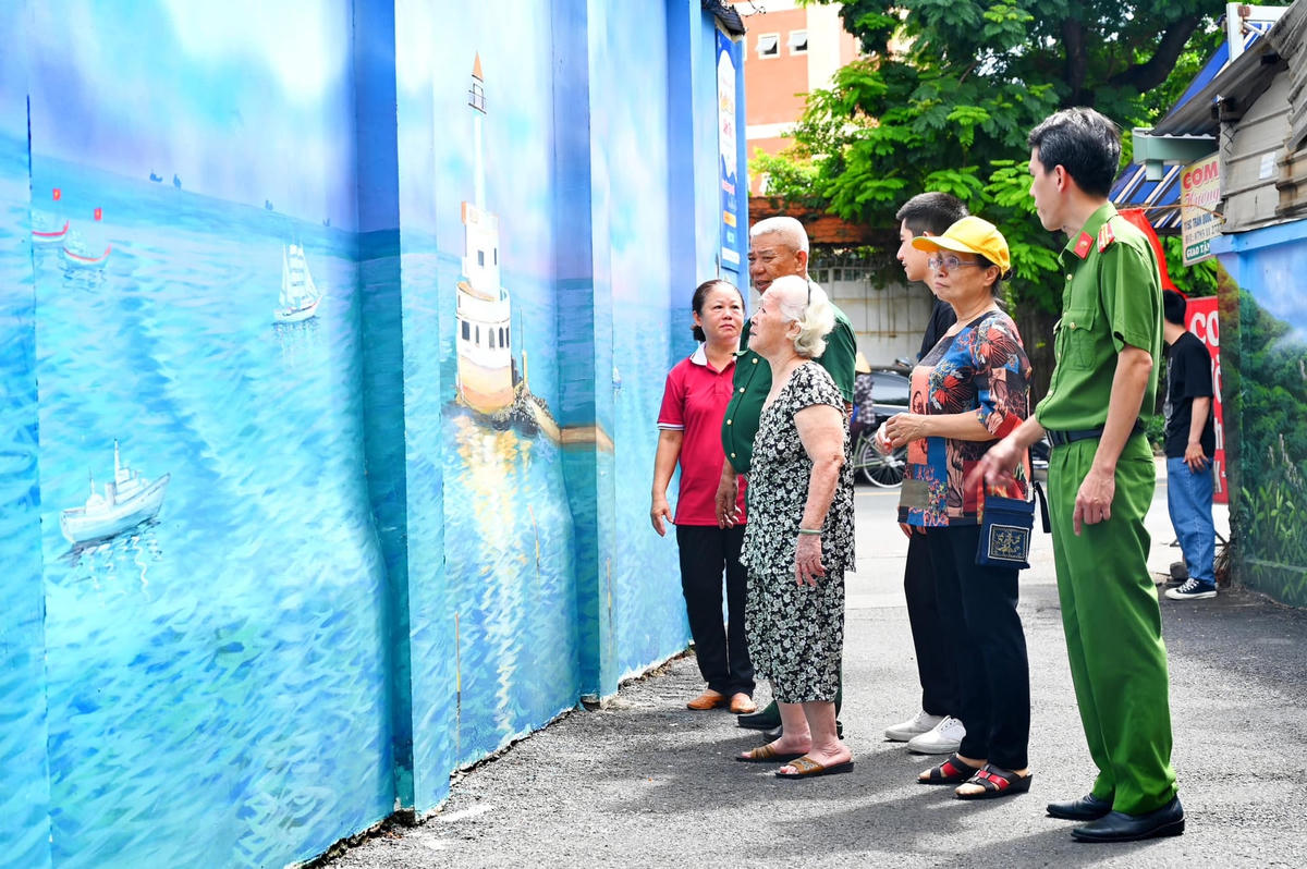 Người dân phường Võ Thị Sáu (quận 3, TP HCM) rất vinh dự, tự hào về công trình hẻm bích họa “Việt Nam tươi đẹp” được khánh thành ngay trước dịp kỷ niệm Quốc khánh 2-9. (Ảnh: Diễm Quỳnh).