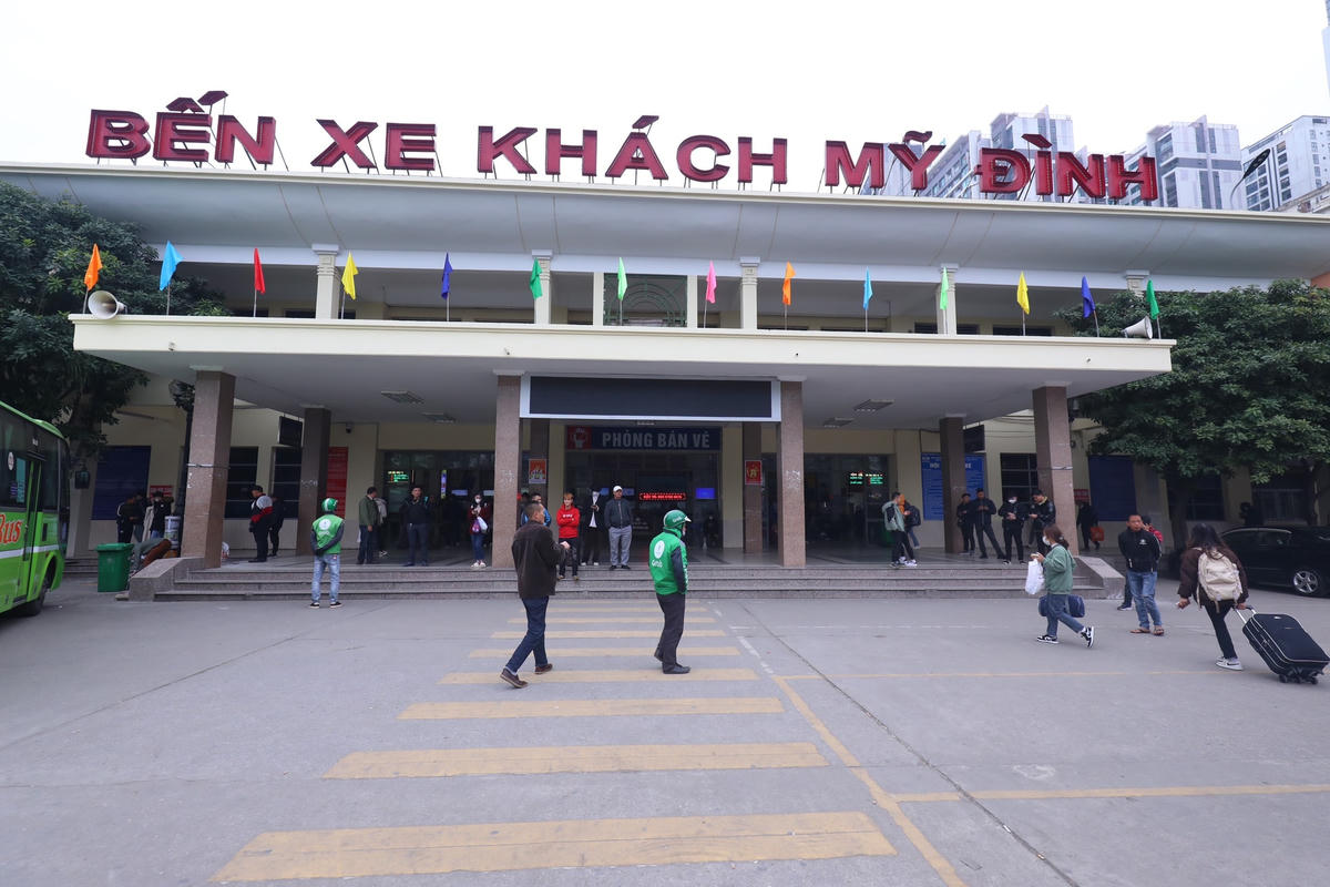 Tại bến xe Mỹ Đình, lượng người di chuyển về các tỉnh thành trong ngày đầu kỳ nghỉ Tết dương lịch thưa thớt lạ thường.